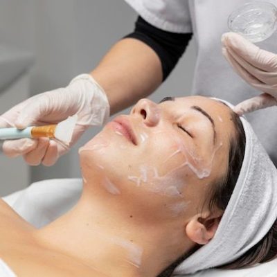 Woman having a facial treatment _ Free Photo